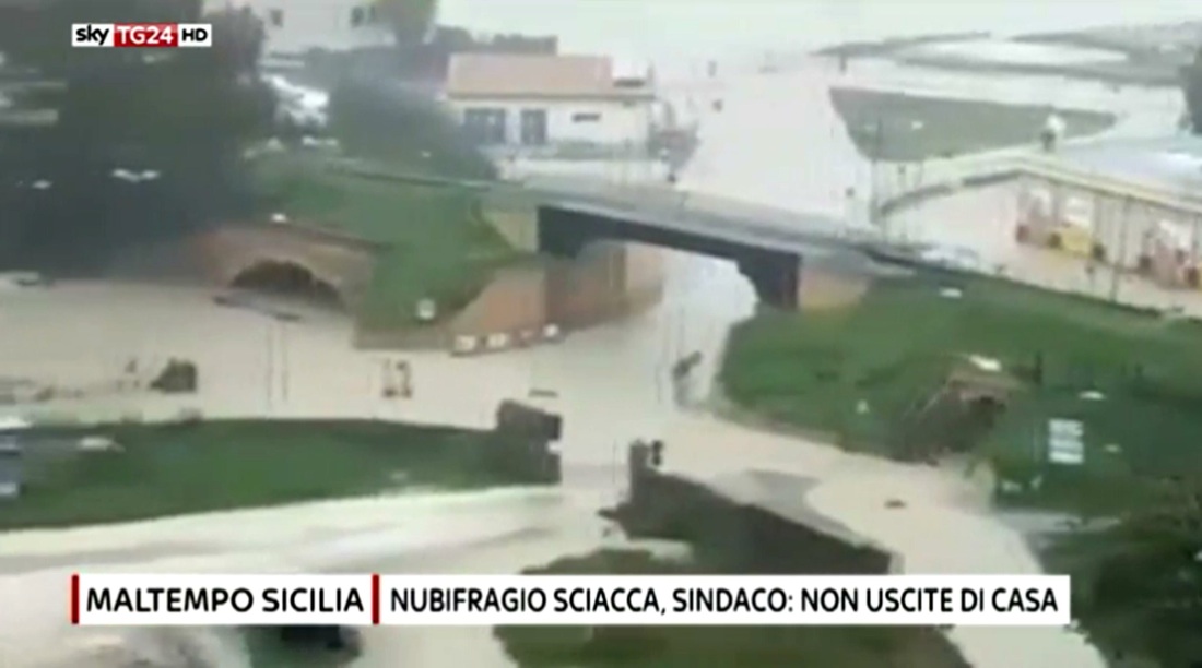 Maltempo in Sicilia e Calabria: alluvioni ed esondazioni – LE FOTO Maltempo in Sicilia e Calabria: alluvioni ed esondazioni – LE FOTO