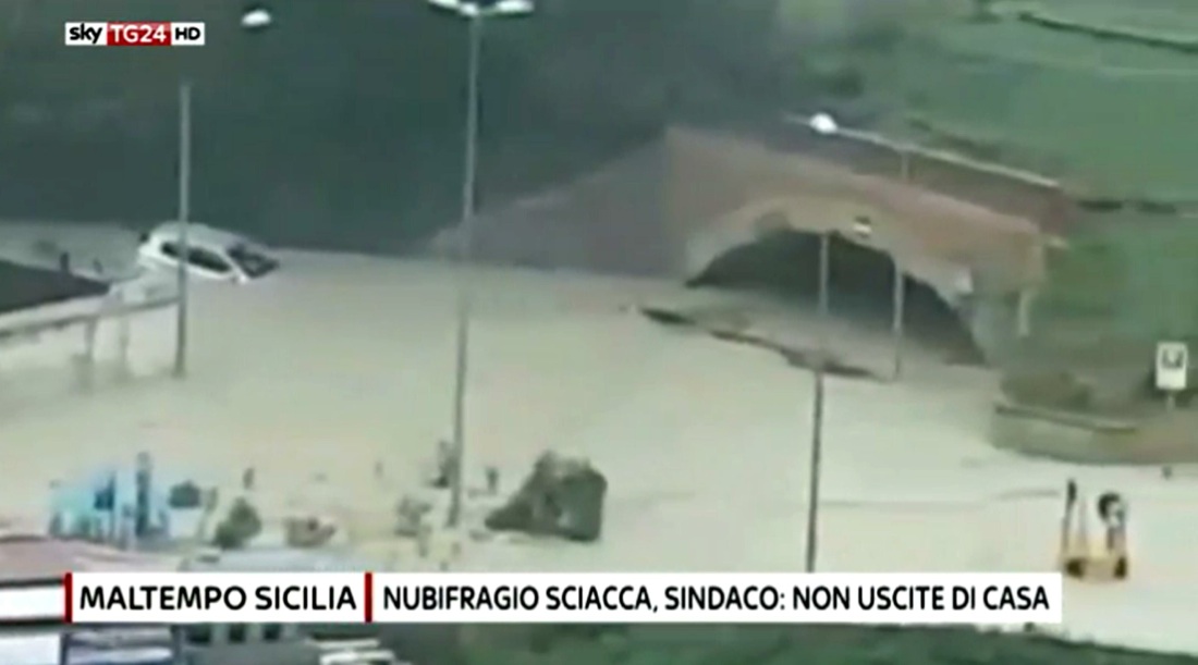 Maltempo in Sicilia e Calabria: alluvioni ed esondazioni – LE FOTO Maltempo in Sicilia e Calabria: alluvioni ed esondazioni – LE FOTO