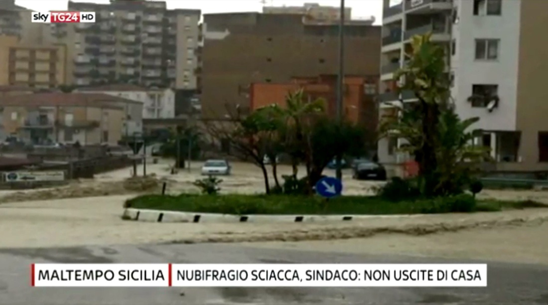 Maltempo in Sicilia e Calabria: alluvioni ed esondazioni – LE FOTO Maltempo in Sicilia e Calabria: alluvioni ed esondazioni – LE FOTO