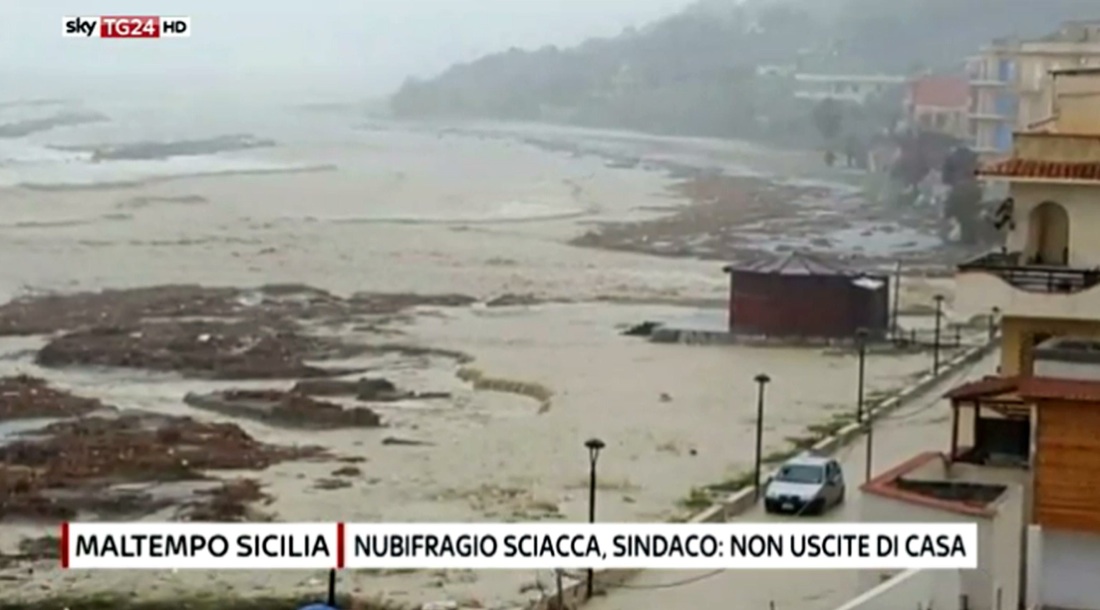 Maltempo in Sicilia e Calabria: alluvioni ed esondazioni – LE FOTO Maltempo in Sicilia e Calabria: alluvioni ed esondazioni – LE FOTO