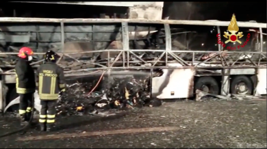 Bus in fiamme sulla A4. Morti 16 studenti | video