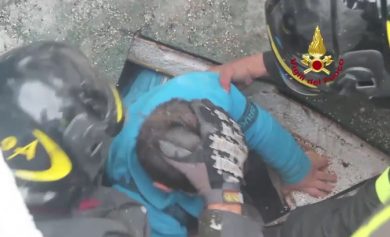 Hotel Rigopiano: 10 persone vive | il video del salvataggio