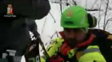 Hotel Rigopiano. I medici calati con l’elicottero | video