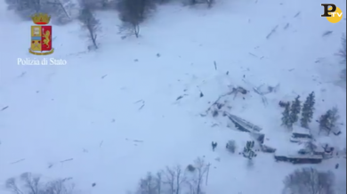 Slavina distrugge Hotel Rigopiano sul Gran Sassso | video elicottero