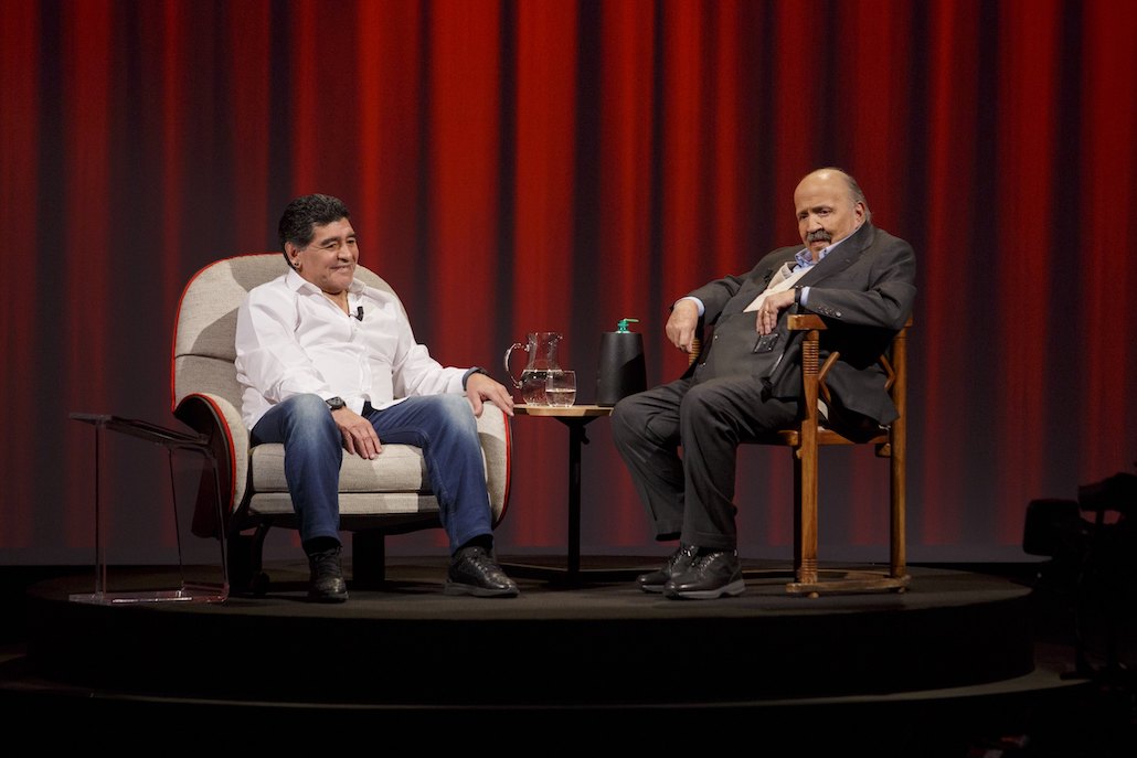 L’Intervista: Diego Armando Maradona ospite di Maurizio Costanzo L’Intervista: Diego Armando Maradona ospite di Maurizio Costanzo