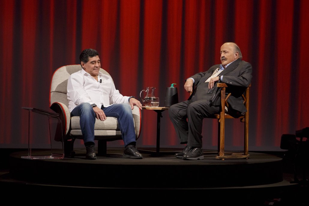 L’Intervista: Diego Armando Maradona ospite di Maurizio Costanzo L’Intervista: Diego Armando Maradona ospite di Maurizio Costanzo