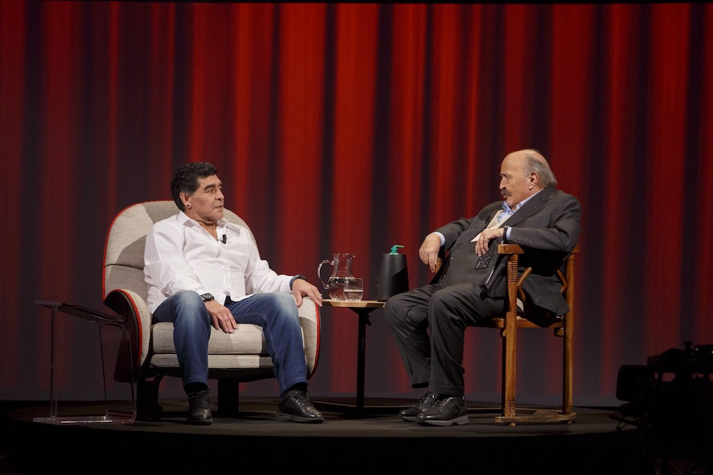 L’Intervista: Diego Armando Maradona ospite di Maurizio Costanzo L’Intervista: Diego Armando Maradona ospite di Maurizio Costanzo