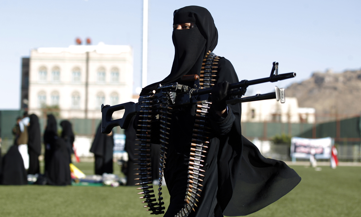 Yemen, donne in armi e niqab sfilano contro i sauditi – Foto Yemen, donne in armi e niqab sfilano contro i sauditi – Foto