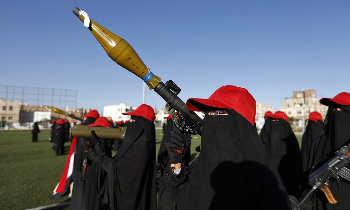 Yemen, donne in armi e niqab sfilano contro i sauditi – Foto Yemen, donne in armi e niqab sfilano contro i sauditi – Foto