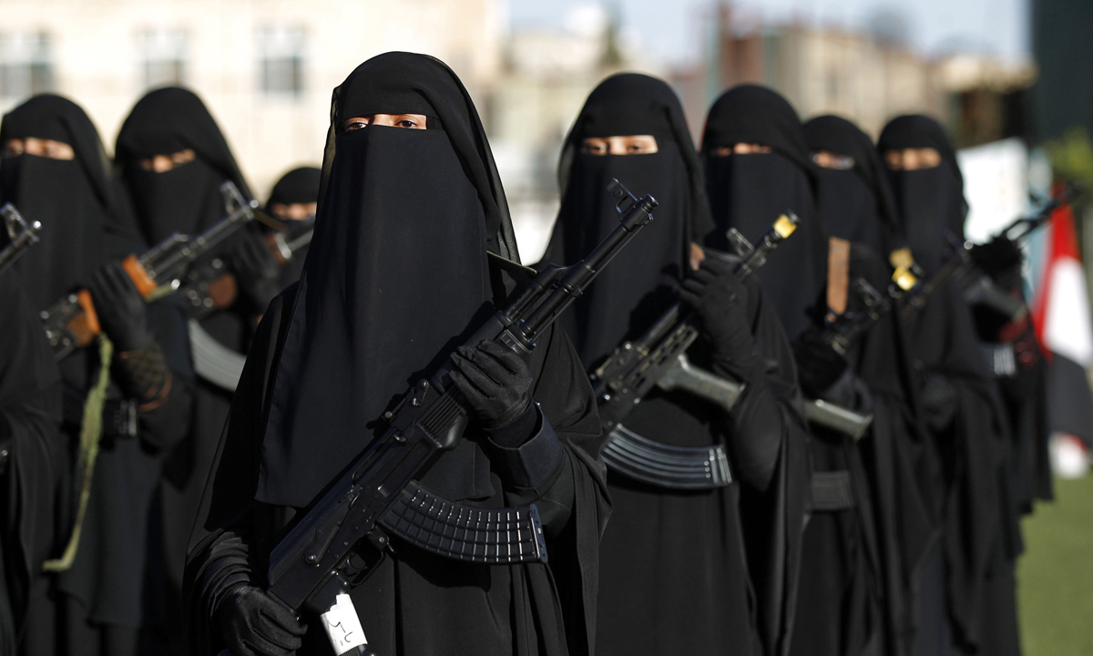 Yemen, donne in armi e niqab sfilano contro i sauditi – Foto Yemen, donne in armi e niqab sfilano contro i sauditi – Foto