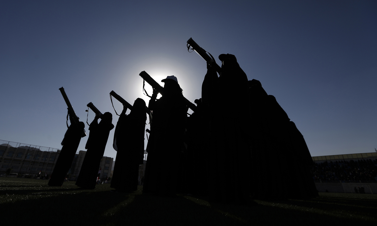 Yemen, donne in armi e niqab sfilano contro i sauditi – Foto Yemen, donne in armi e niqab sfilano contro i sauditi – Foto