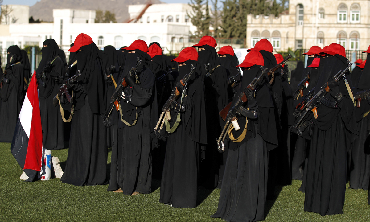 Yemen, donne in armi e niqab sfilano contro i sauditi – Foto Yemen, donne in armi e niqab sfilano contro i sauditi – Foto