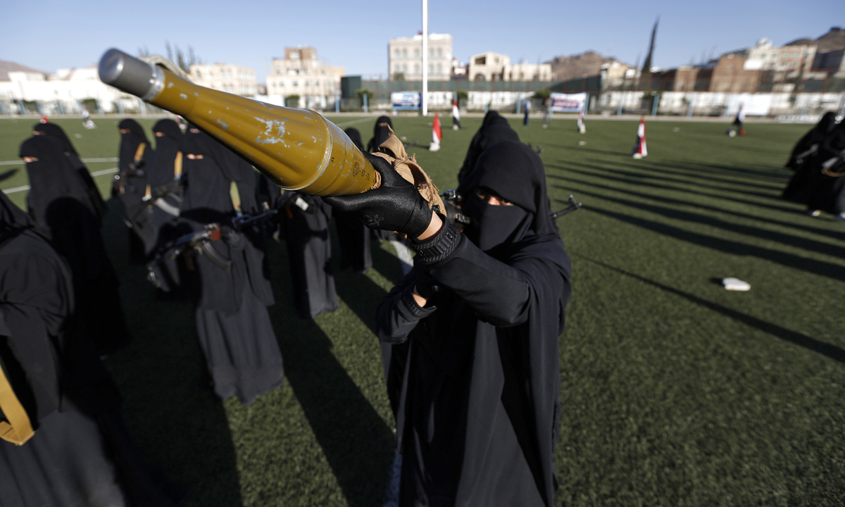 Yemen, donne in armi e niqab sfilano contro i sauditi – Foto Yemen, donne in armi e niqab sfilano contro i sauditi – Foto