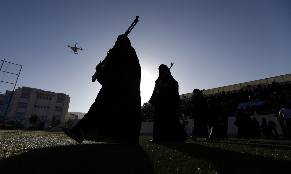 Yemen, donne in armi e niqab sfilano contro i sauditi – Foto Yemen, donne in armi e niqab sfilano contro i sauditi – Foto