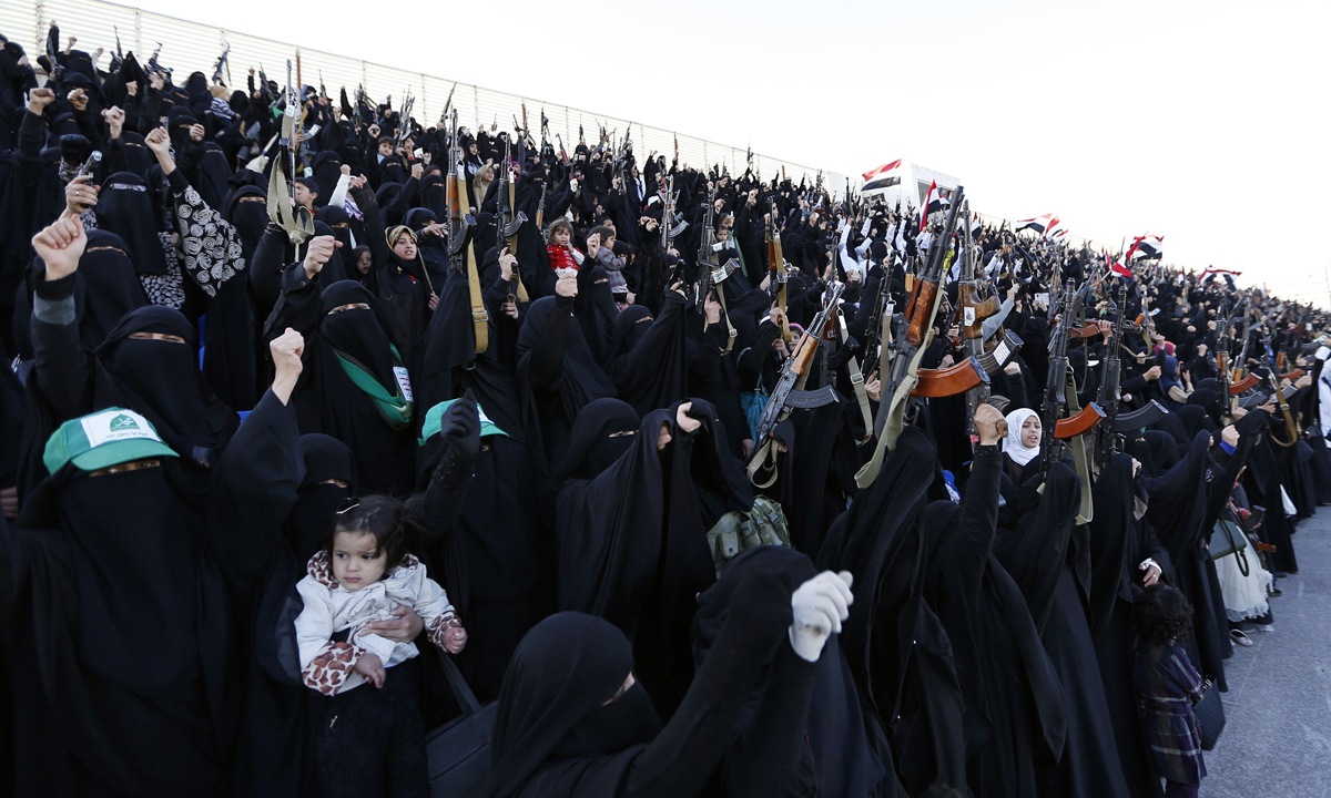 Yemen, donne in armi e niqab sfilano contro i sauditi – Foto Yemen, donne in armi e niqab sfilano contro i sauditi – Foto