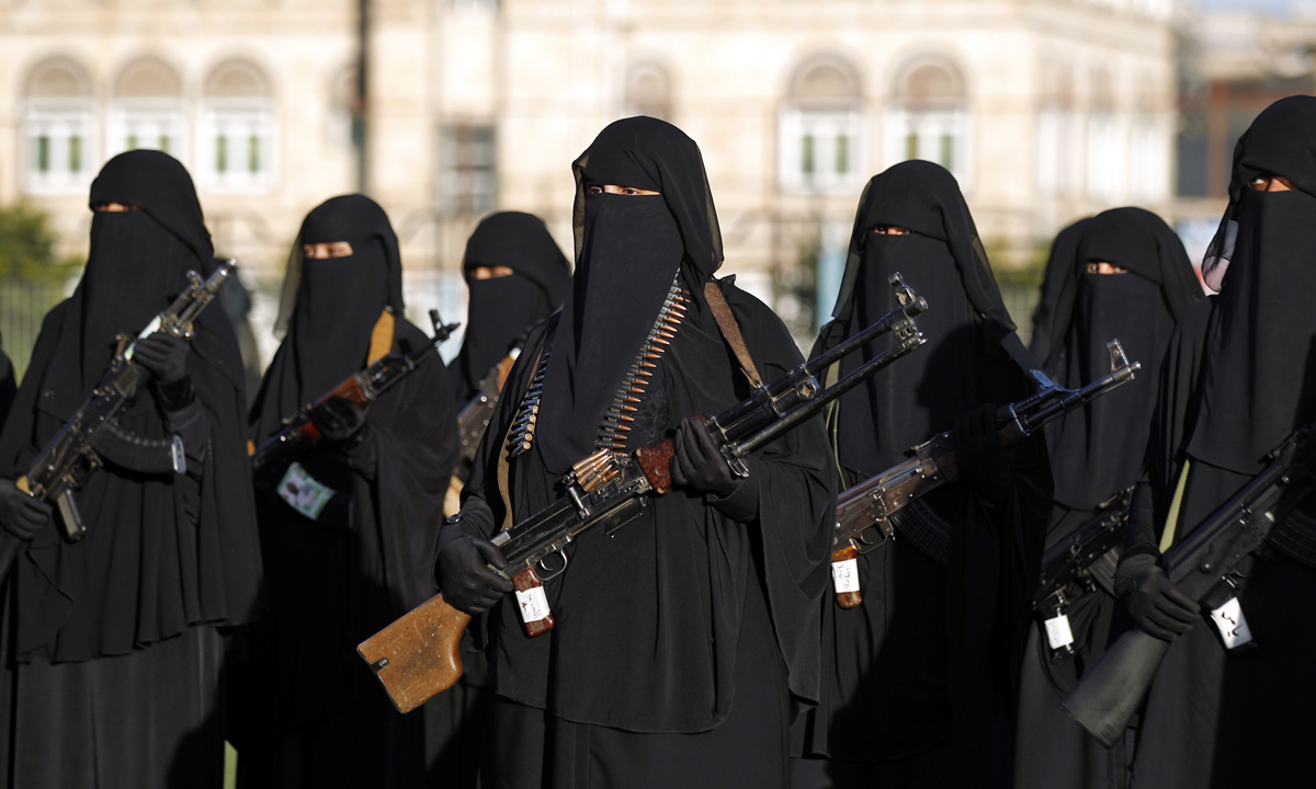 Yemen, donne in armi e niqab sfilano contro i sauditi – Foto Yemen, donne in armi e niqab sfilano contro i sauditi – Foto