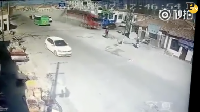 Cina: camion si schianta sulle case. 5 morti | video