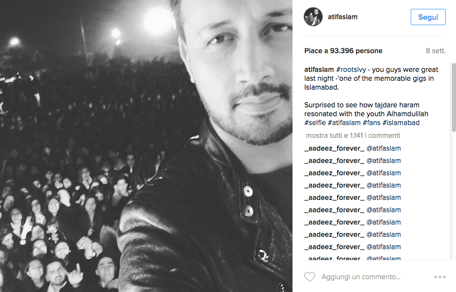 Interrompe il concerto per salvare la fan molestata Interrompe il concerto per salvare la fan molestata