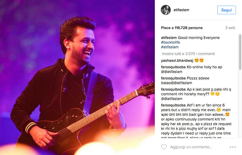 Interrompe il concerto per salvare la fan molestata Interrompe il concerto per salvare la fan molestata