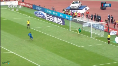 Un rigore, due traverse. Incredibile | video