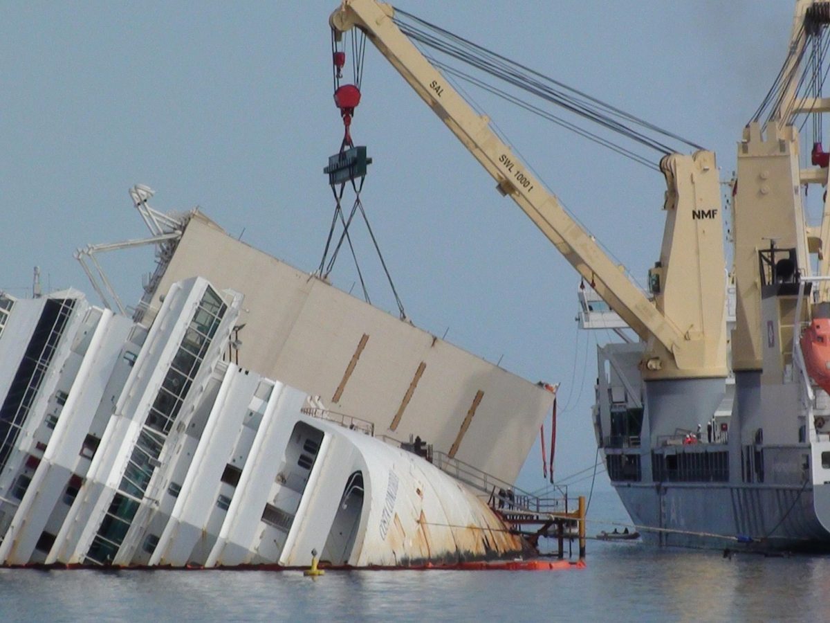 Galleria foto 'Costa Concordia, cinque anni fa il naufragio' - foto 33