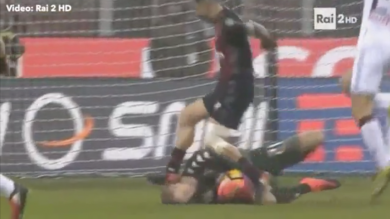 Lapadula colpisce Joe Hart alla testa | video