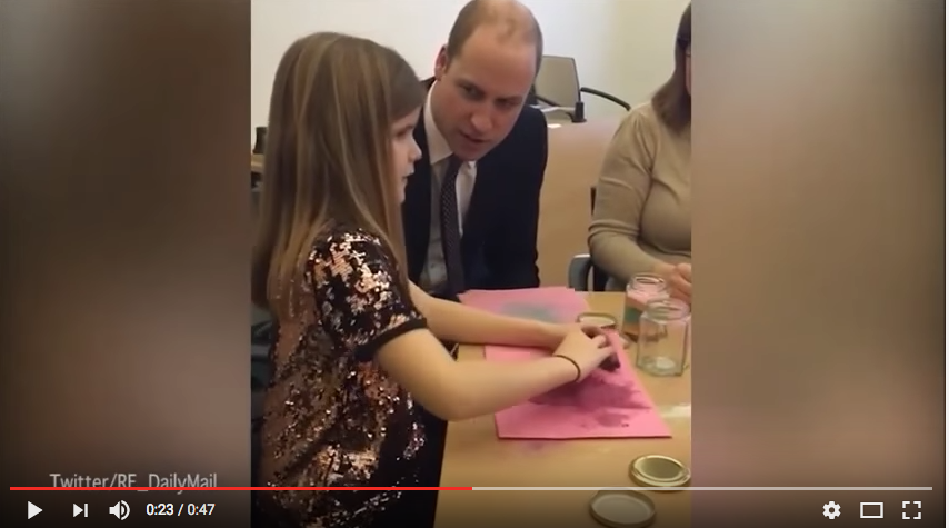 Il Principe William alla bimba orfana: “Anche io ho perso mia madre da piccolo”