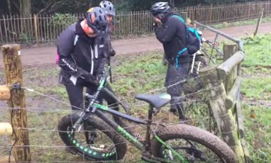 Come liberi una bicicletta da una recinzione elettrificata?