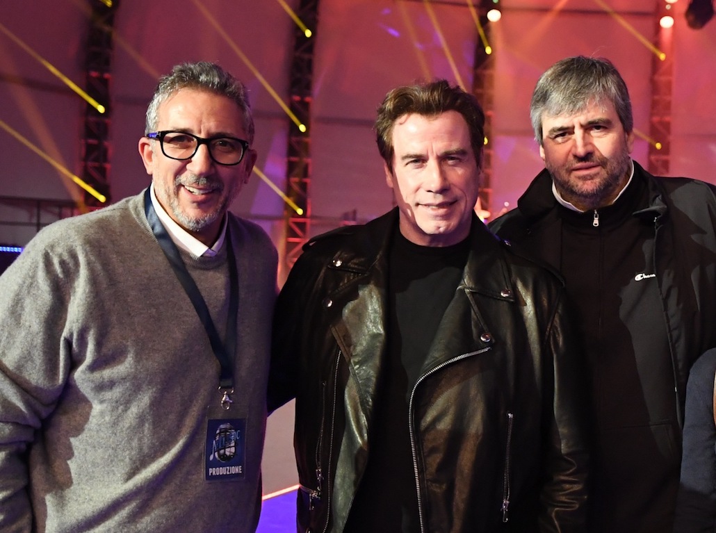 Music: John Travolta e gli altri ospiti della prima puntata dello show di Bonolis