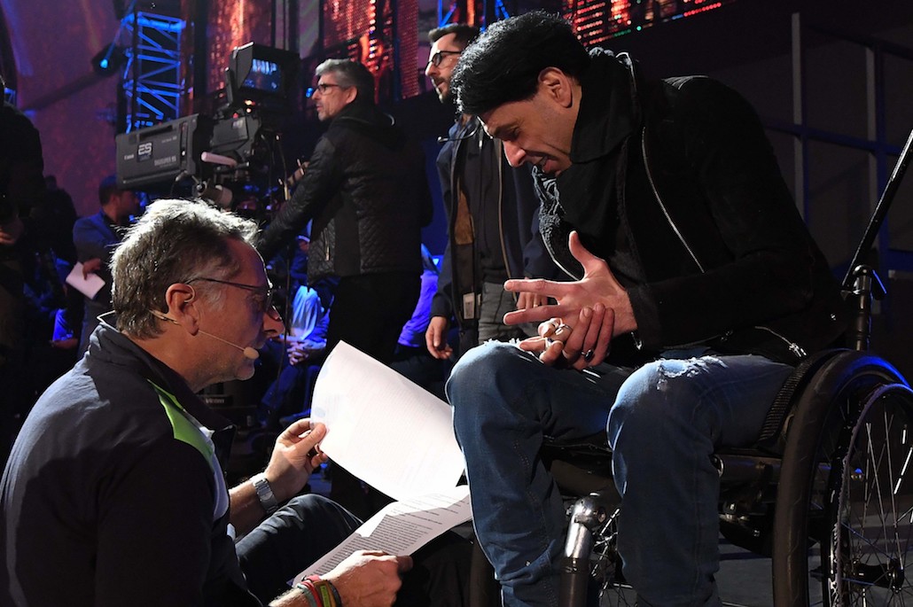 Music: John Travolta e gli altri ospiti della prima puntata dello show di Bonolis