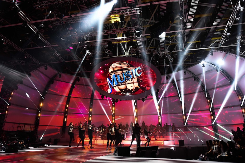 Music: John Travolta e gli altri ospiti della prima puntata dello show di Bonolis