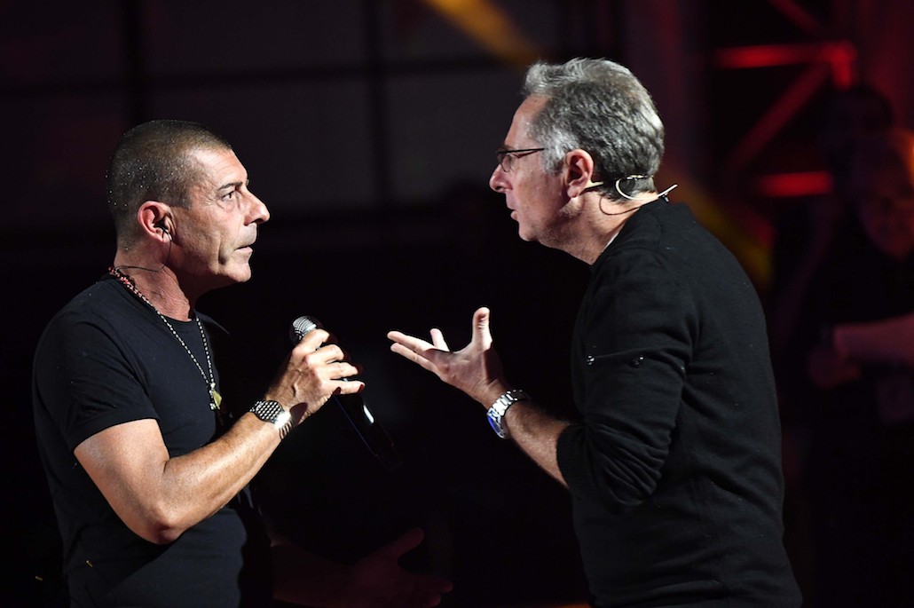 Music: John Travolta e gli altri ospiti della prima puntata dello show di Bonolis