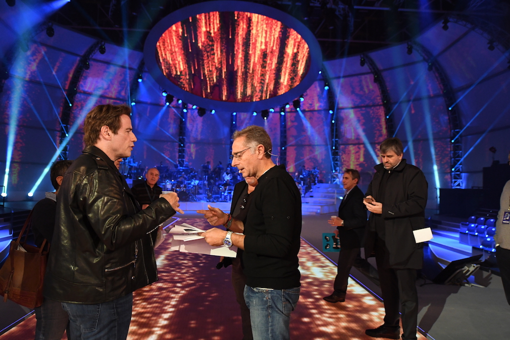 Music: John Travolta e gli altri ospiti della prima puntata dello show di Bonolis