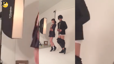 Modello in mutande durante lo shooting fotografico | video