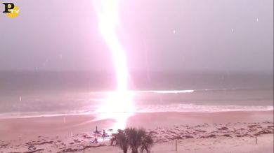 Fulmine colpisce spiaggia a Daytona Beach | video