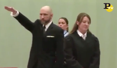 Breivik: il saluto nazista al ritorno in aula – VIDEO