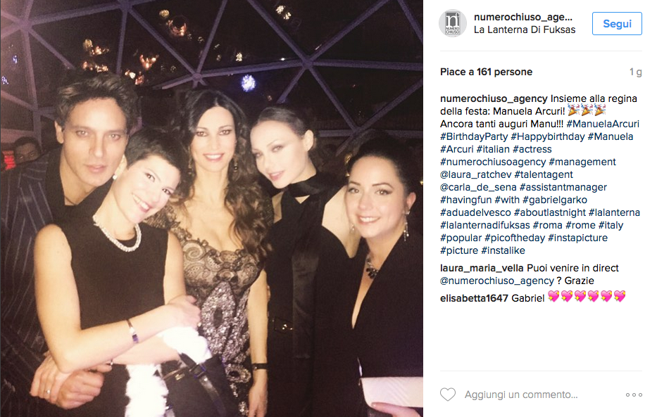 Manuela Arcuri, la festa di compleanno è social