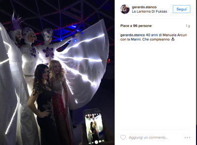 Manuela Arcuri, la festa di compleanno è social