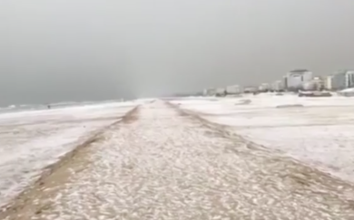 Rimini, neve ‘tonda’ sulla spiaggia: si chiama ‘graupel’
