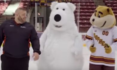 La mascotte che cade sul ghiaccio, più e più volte