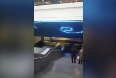 Napoli ricorda Pino Daniele: nella metro suona ‘Che male c’è’