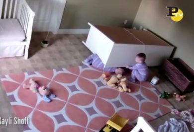 Usa: bimbo salva il fratellino incastrato sotto la cassettiera
