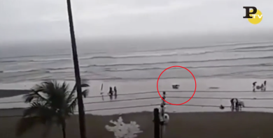 Brasile: il video di una ragazza colpita da un fulmine