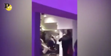 Il party di Capodanno finisce in rissa: volano pugni e tavoli