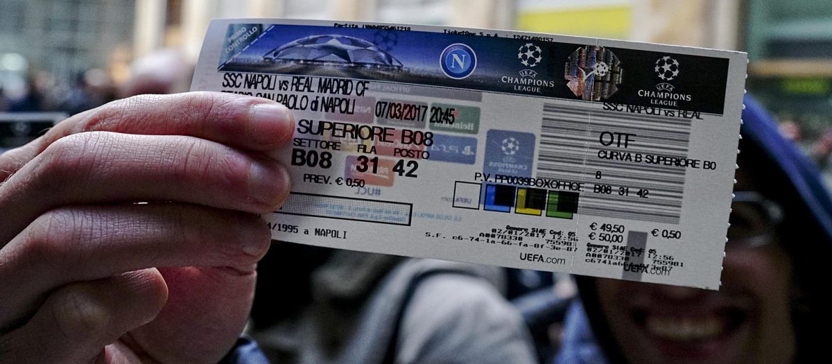 Galleria foto 'Sale la febbre per Napoli – Real Madrid: tifosi in fila per i biglietti' - foto 2