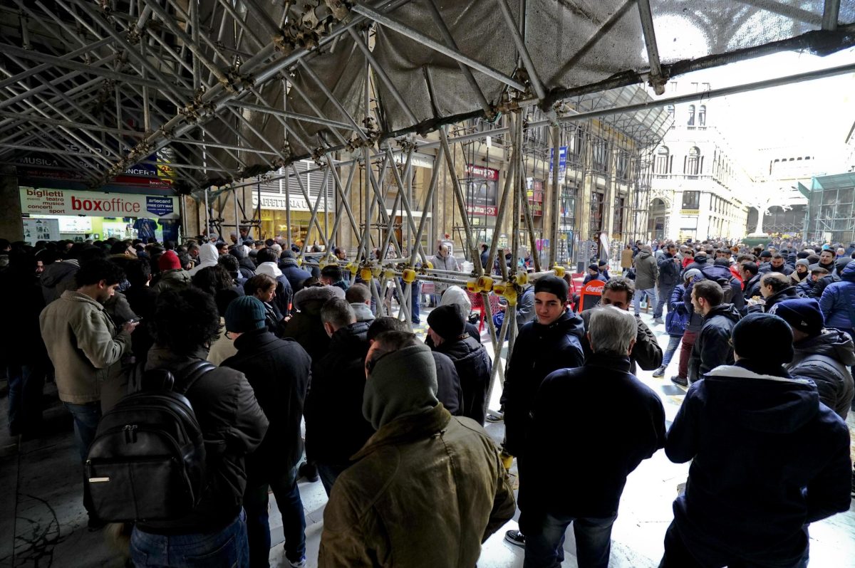 Galleria foto 'Sale la febbre per Napoli – Real Madrid: tifosi in fila per i biglietti' - foto 3