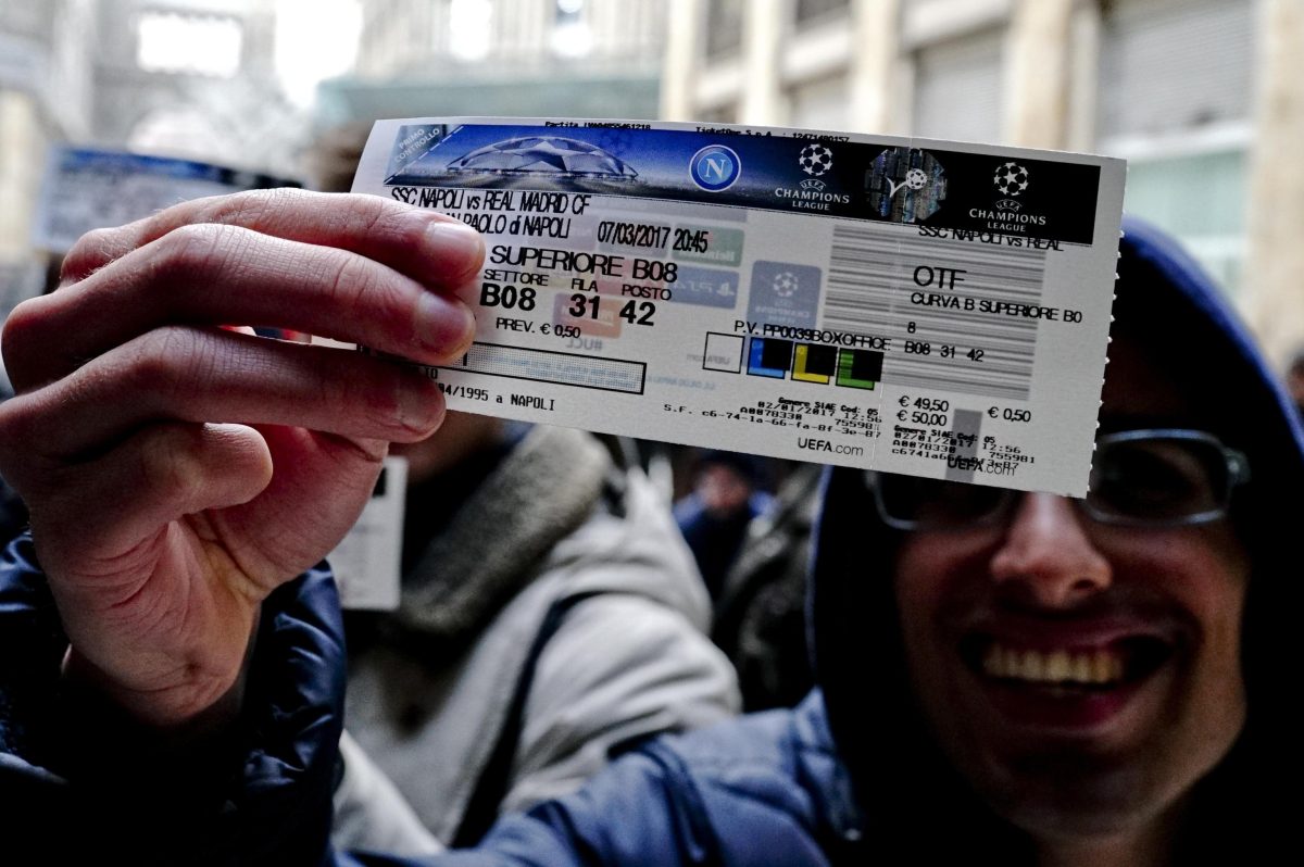 Sale la febbre per Napoli – Real Madrid: tifosi in fila per i biglietti