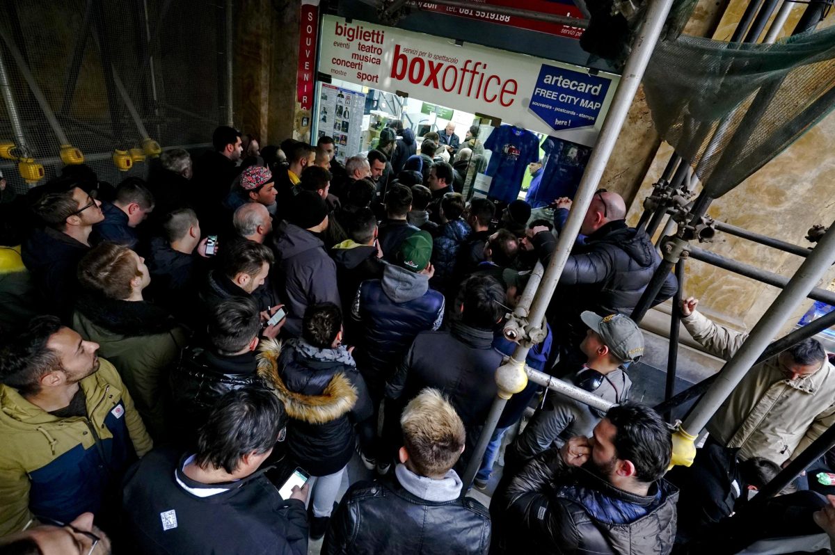 Sale la febbre per Napoli – Real Madrid: tifosi in fila per i biglietti