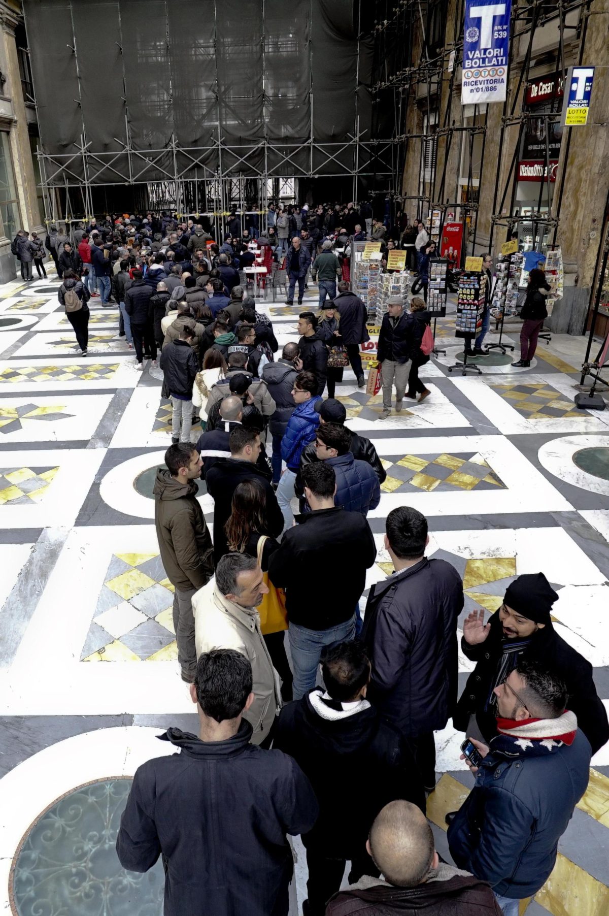 Galleria foto 'Sale la febbre per Napoli – Real Madrid: tifosi in fila per i biglietti' - foto 7