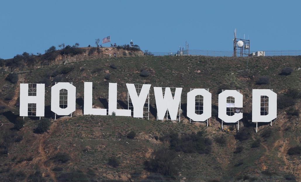 Hollywood diventa Hollyweed: ecco cosa c’è dietro la beffa di Capodanno Hollywood diventa Hollyweed: ecco cosa c’è dietro la beffa di Capodanno
